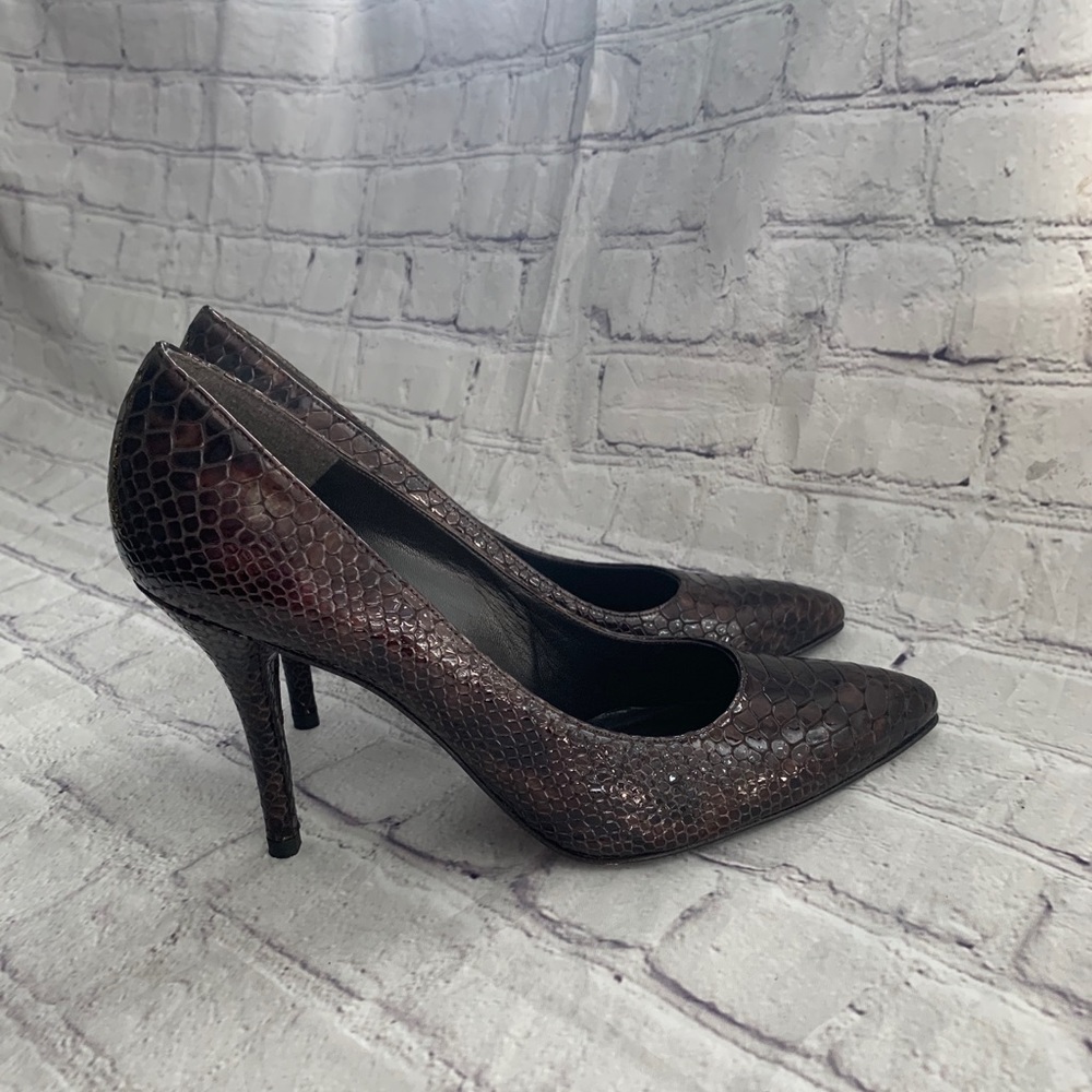 Stuart Weitzman Crocodile Embossed Patent pump 8.5